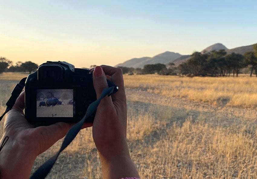 Zwei Hände mit Fotoapparat, Namibia